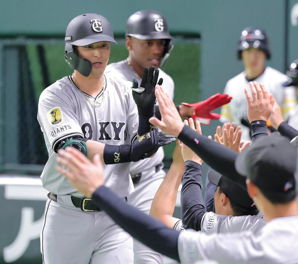 １回１死二塁、右越え２ラン本塁打を放ちベンチに迎えられる吉川尚輝（カメラ・今成　良輔）