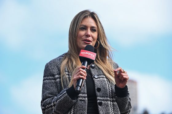 来日した美女レポーターが"初体験"に興味津々　「ライスボールみたい」と説明した和菓子 | Full-Count