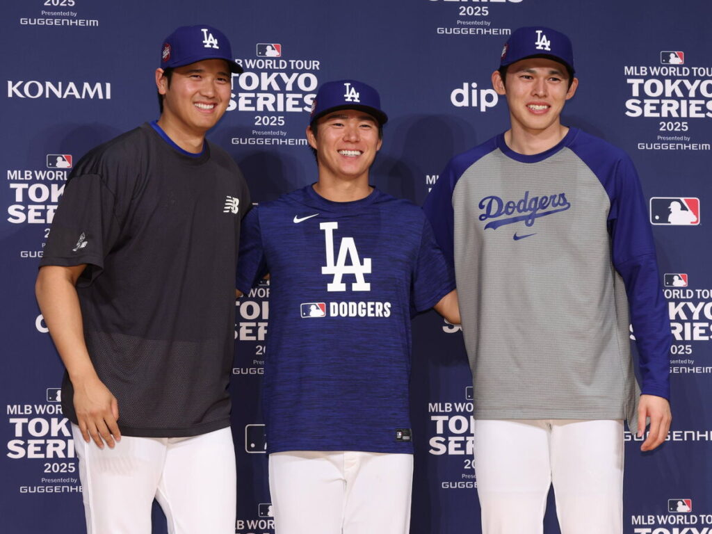 会見を終え笑顔を見せる(左から)大谷翔平、山本由伸、佐々木朗希(カメラ・宮崎　亮太)