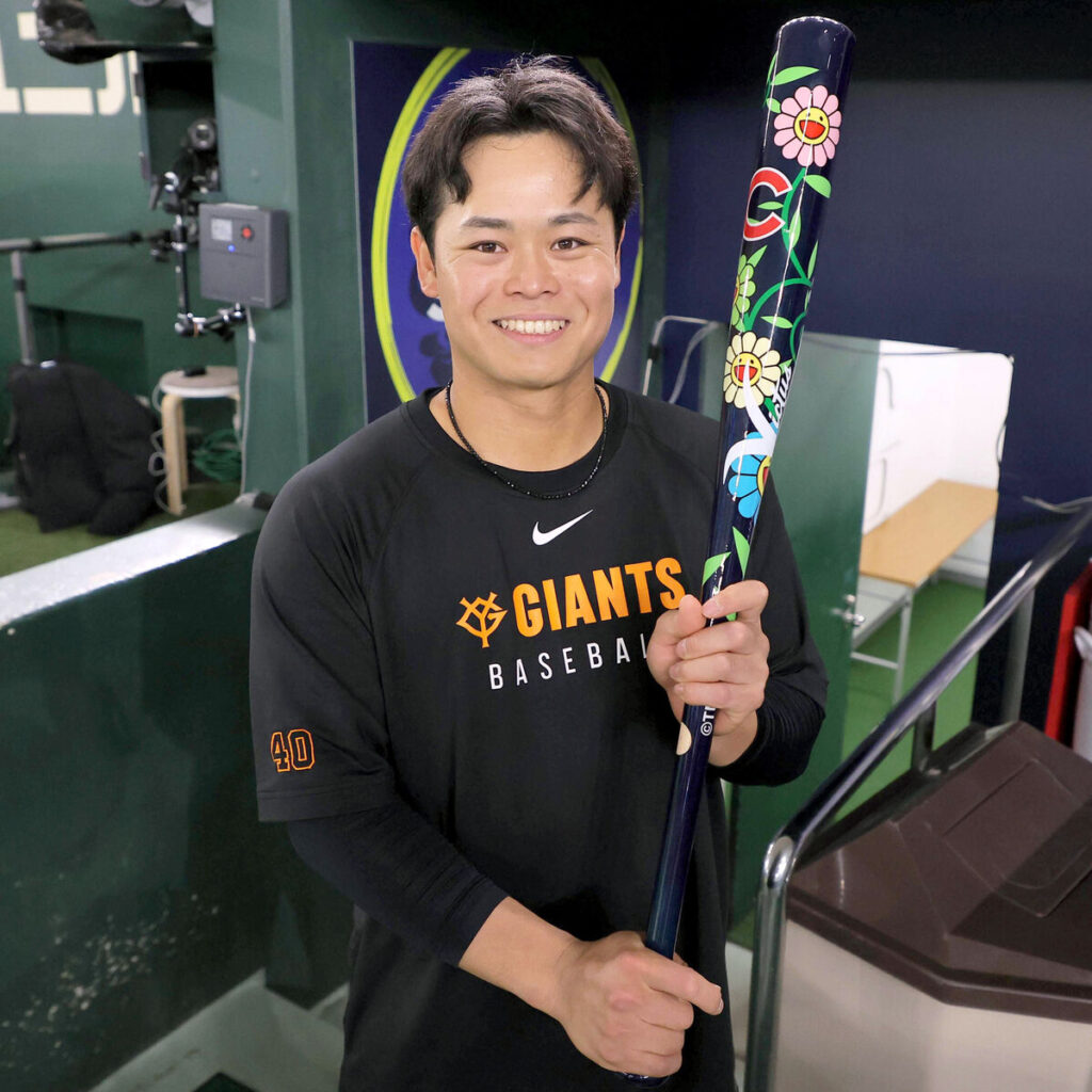 １５日のドジャース戦前、村上隆氏がデザインしたバットを持つ中山（カメラ・今成　良輔）