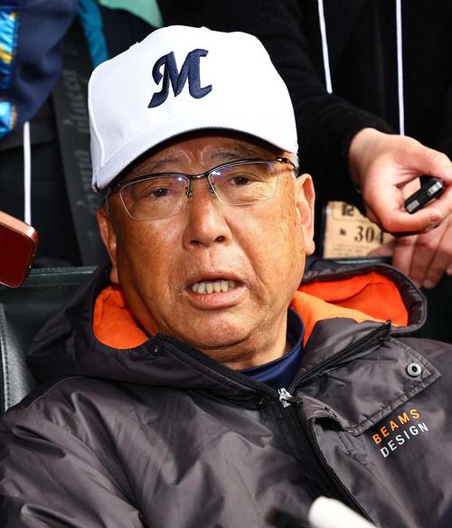 取材を受ける明徳義塾・馬淵監督（撮影・上田博志）