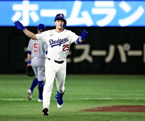 ３回、米大リーグ今季初の本塁打を放ったエドマン（１９日）＝片岡航希撮影