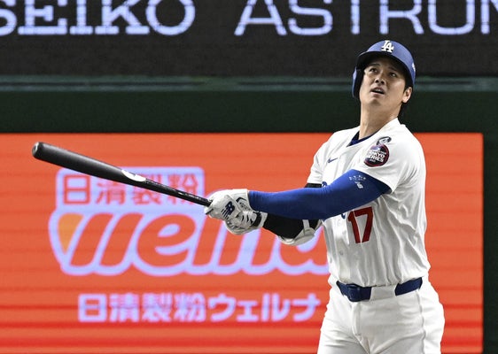 ５回１死、今季初の本塁打を放つ大谷（１９日）＝西孝高撮影