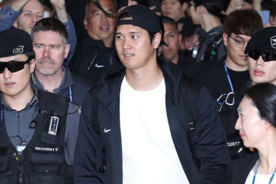 大谷翔平らド軍一行が米到着　日本から9時間のフライト…1時間で2.5倍増の"注目度" | Full-Count