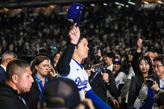 「東京は巨大なATM」　開幕戦で飛び交う札束…米記者が驚いた日本の"異様な光景" | Full-Count