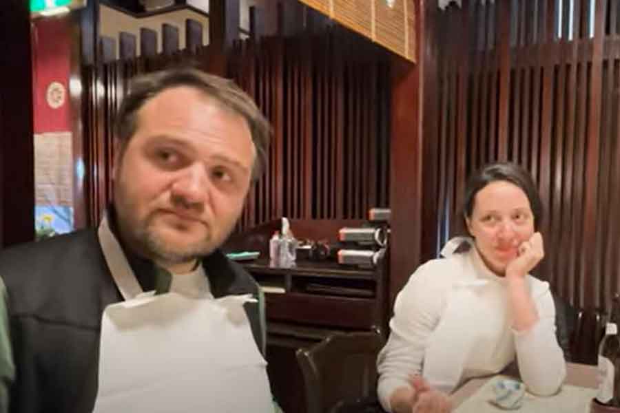 ブルガリア在住カップルの（左から）オランダ人のマックスさんとブルガリア人のエリーさん（画像はスクリーンショット）