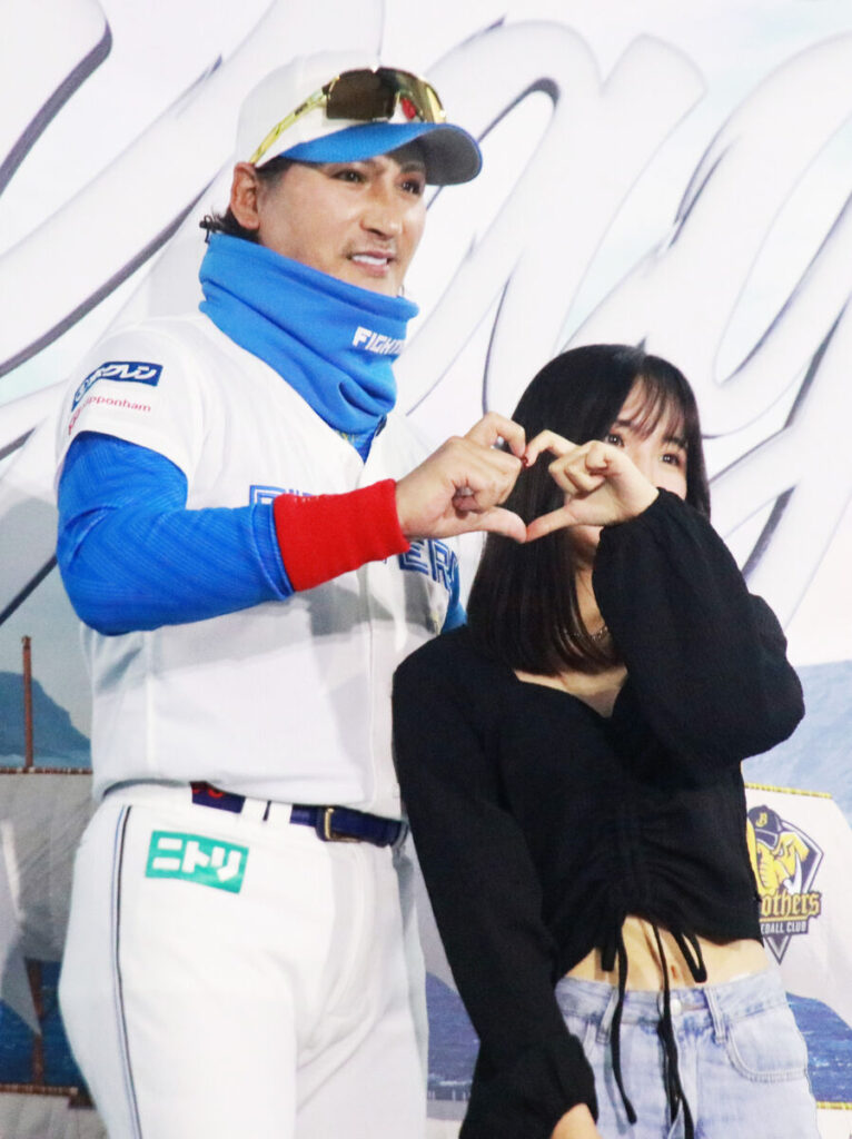 台湾のファンと記念写真を撮る新庄監督