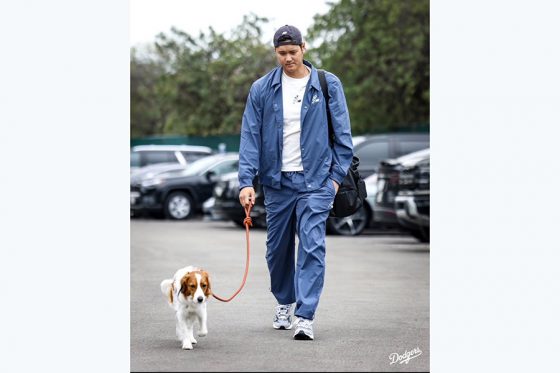 大谷翔平、デコピンと球場登場！　米国開幕戦を"観戦"…前日にはぐっすりショットも | Full-Count
