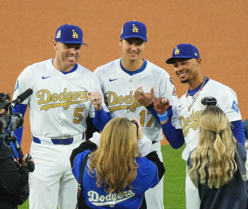 2024年世界一のリングセレモニーでチャンピオンリングを披露する、左からフリーマン、大谷、ベッツ（撮影・菅敏）