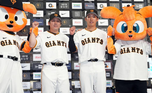 巨人対ヤクルト　笑顔で記念撮影に納まる巨人甲斐（左）と赤星（撮影・たえ見朱実）