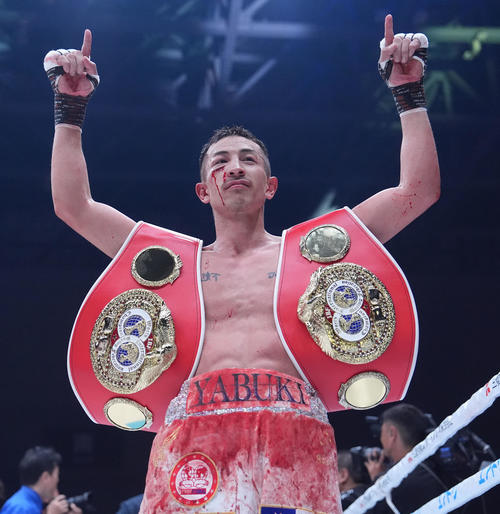 アヤラを破り新王者となる矢吹（撮影・森本幸一）