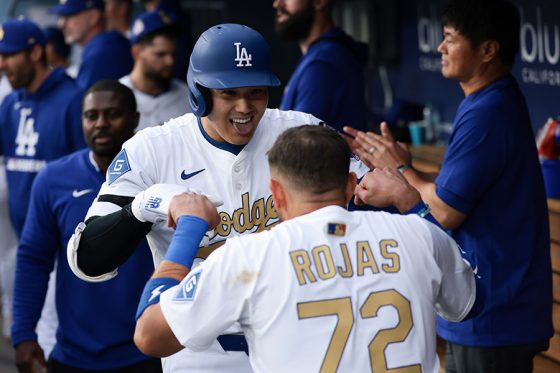 ロハスが待ち望んだ大谷翔平との共演　ベンチでまさかの"シンクロ"「いい顔してますね」 | Full-Count