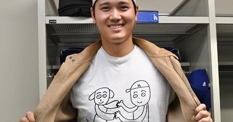 大谷翔平、おねだりしていた“画伯”前田健太のサインゲット!新たな大谷のイラストにSNS爆笑「右打者大谷は草」「首から生える手が秀逸」 - ORICON NEWS