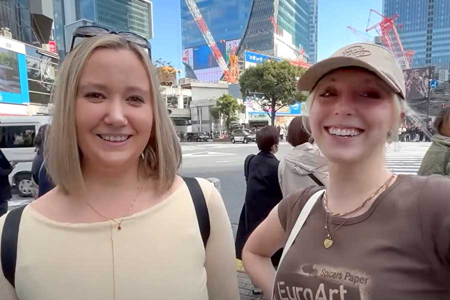 オーストラリアのメルボルンから来た（左から）メルさんとジャスミンさん（画像はスクリーンショット）