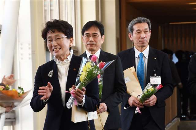 ６１歳で定年、秋田県職員に退職辞令 ４月退任の佐竹知事も「４１年間の県庁生活に終止符」｜秋田魁新報電子版 - 秋田魁新報電子版