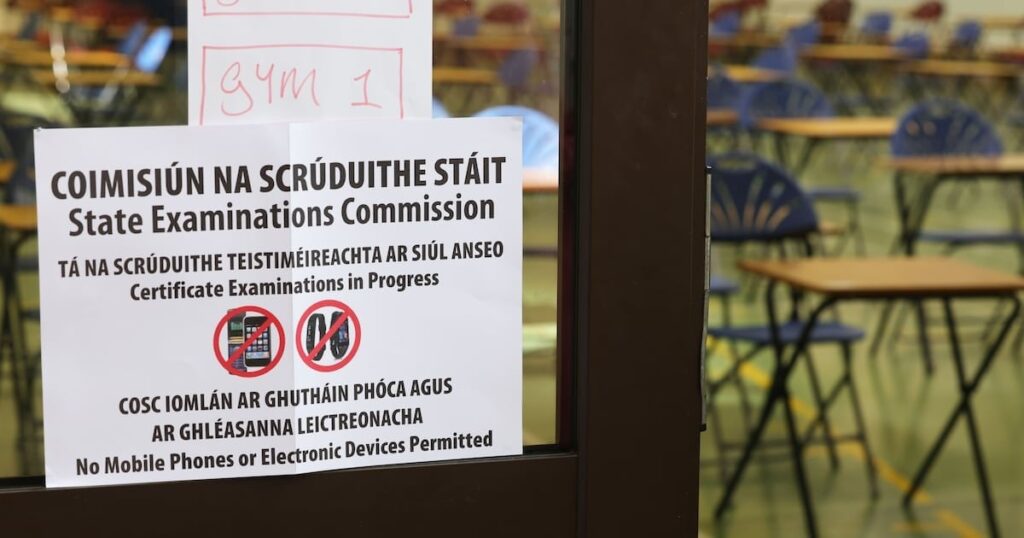 Steaur Changesの下で英語で口頭試験に直面するように証明書の学生を残す