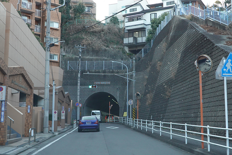 横浜の「2階建て道路」ついにトンネル工事開始へ 「ここに通すのか…」かなり急坂の住宅街にビシっとスゴい道 横浜逗子線 | 乗りものニュース