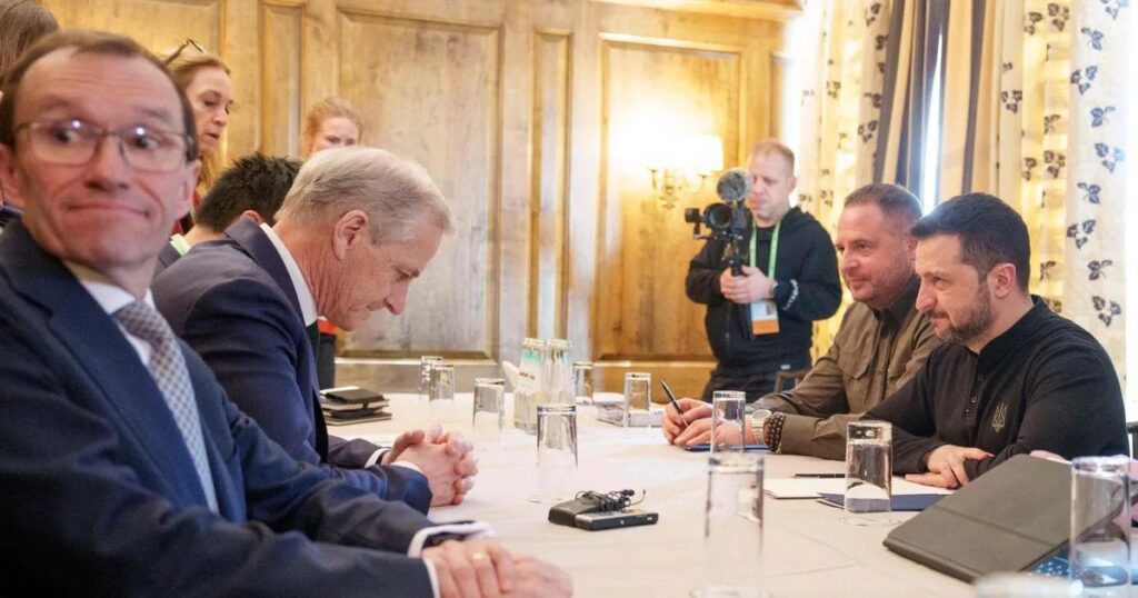 ノルウェーの外務大臣は、ウクライナの援助と軍事支出の両方でスカンジナビアの隣人の後ろにいる間、ヨーロッパが防衛に介入するよう促します。