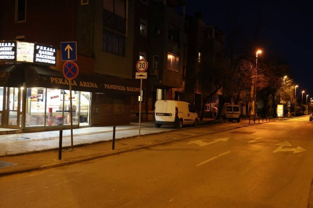 Vandali in Action：誰かがRakovcevaの7つの交通列を引き上げたと、Zoric市長は彼がすぐに返還されると発表しました