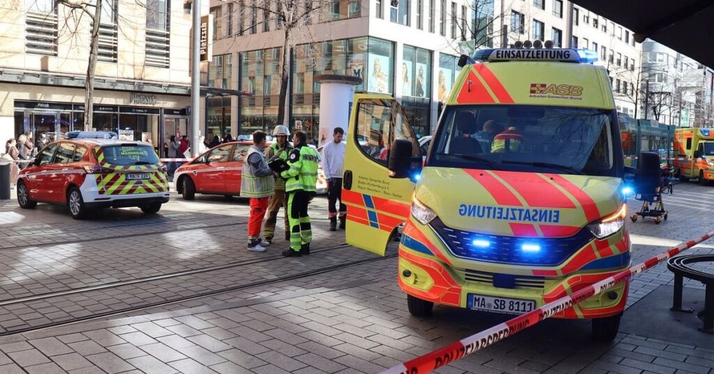車がドイツの群衆に追い込まれました - 少なくとも1人の死者