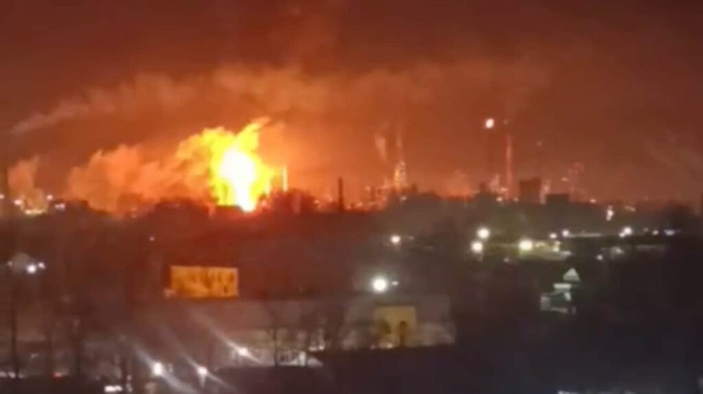 ドローンは、ロシア最大の石油精製所の1つに当たりました。ドローンは、ウクライナとの国境から1,500キロメートル以上位置する3月2〜3日の夜にロシアのウフィムスキー製油所工場を攻撃しました。 100平方メートルでの爆発と火災