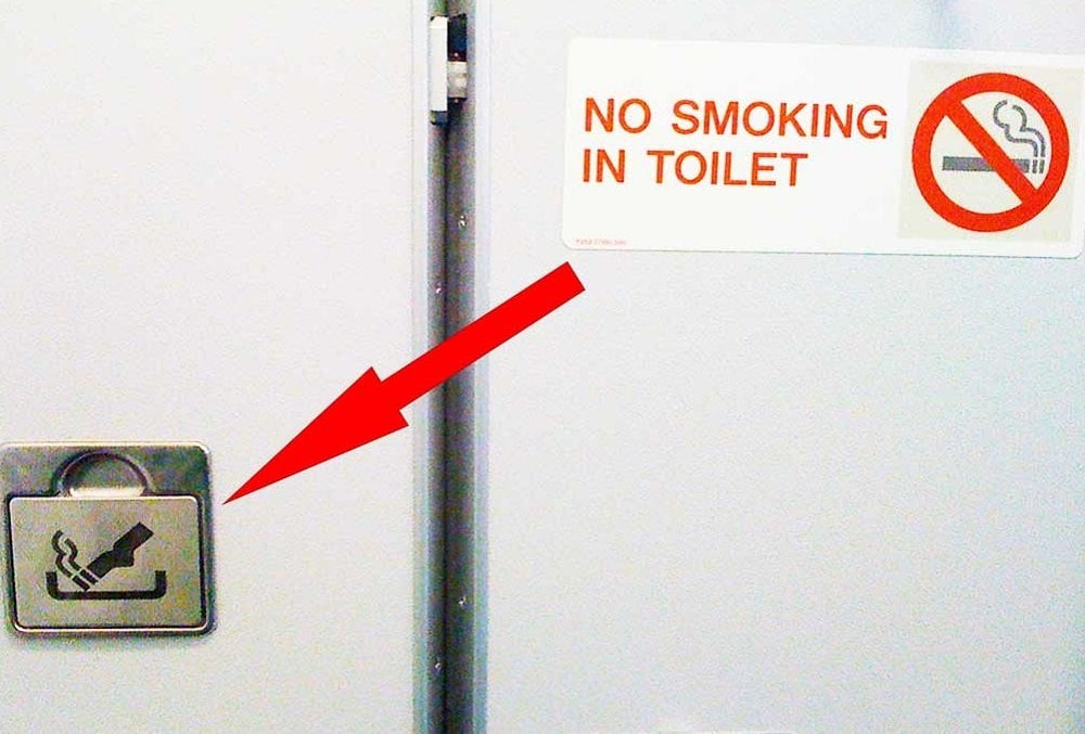 ドイツの若者は、航空機のトイレでの喫煙のために2,000ユーロの罰金を科しました