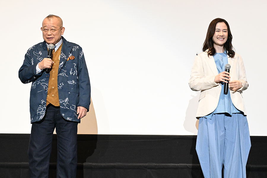 映画『35年目のラブレター』の大ヒット御礼舞台挨拶で、和気あいあいと会話する笑福亭鶴瓶、原田知世（3月17日・大阪市内）