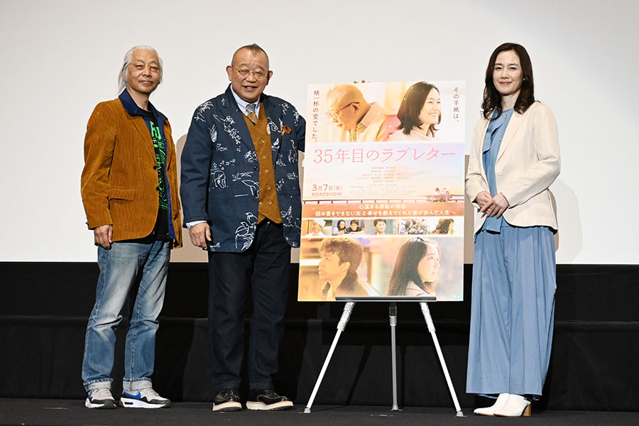 映画『35年目のラブレター』の大ヒット御礼舞台挨拶に登壇した（左から）塚本連平監督、笑福亭鶴瓶、原田知世（3月17日・大阪市内）