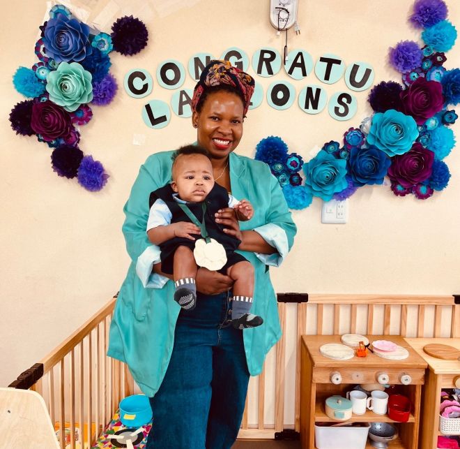 アーク君が通う小規模保育園は、入園の時は英語で「Congratulations（おめでとう）」とお祝いする飾り付けをしてくれた＝ウペンドさん提供