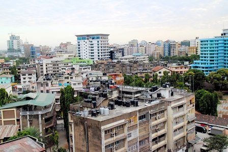 経済格差が深刻なタンザニアのダルエスサラーム＝2013年撮影