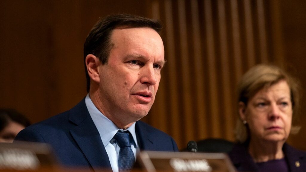 マーフィー上院議員は、アメリカ人が民主党が「今すぐリスクを取る」ために「私たちの民主主義を救う」ことを望んでいると言います