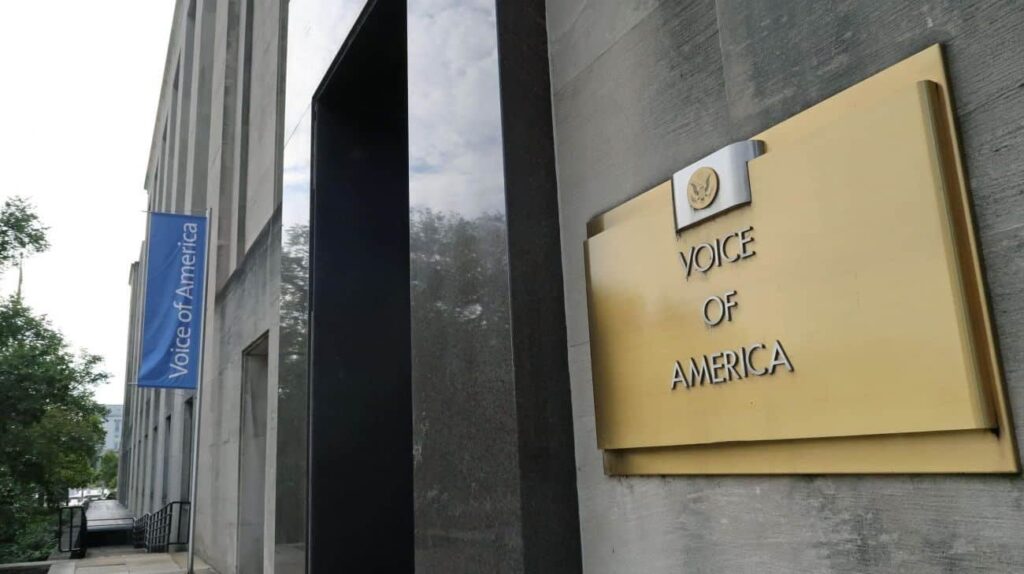 Voice of Americaは効果的に作戦を停止し、ジャーナリストは停止しました。米国の国際放送局Voice of Americaのかなりの数の従業員が「行政」休暇に置かれました。これは、放送局の仕事の実際の停止を意味する可能性があります。