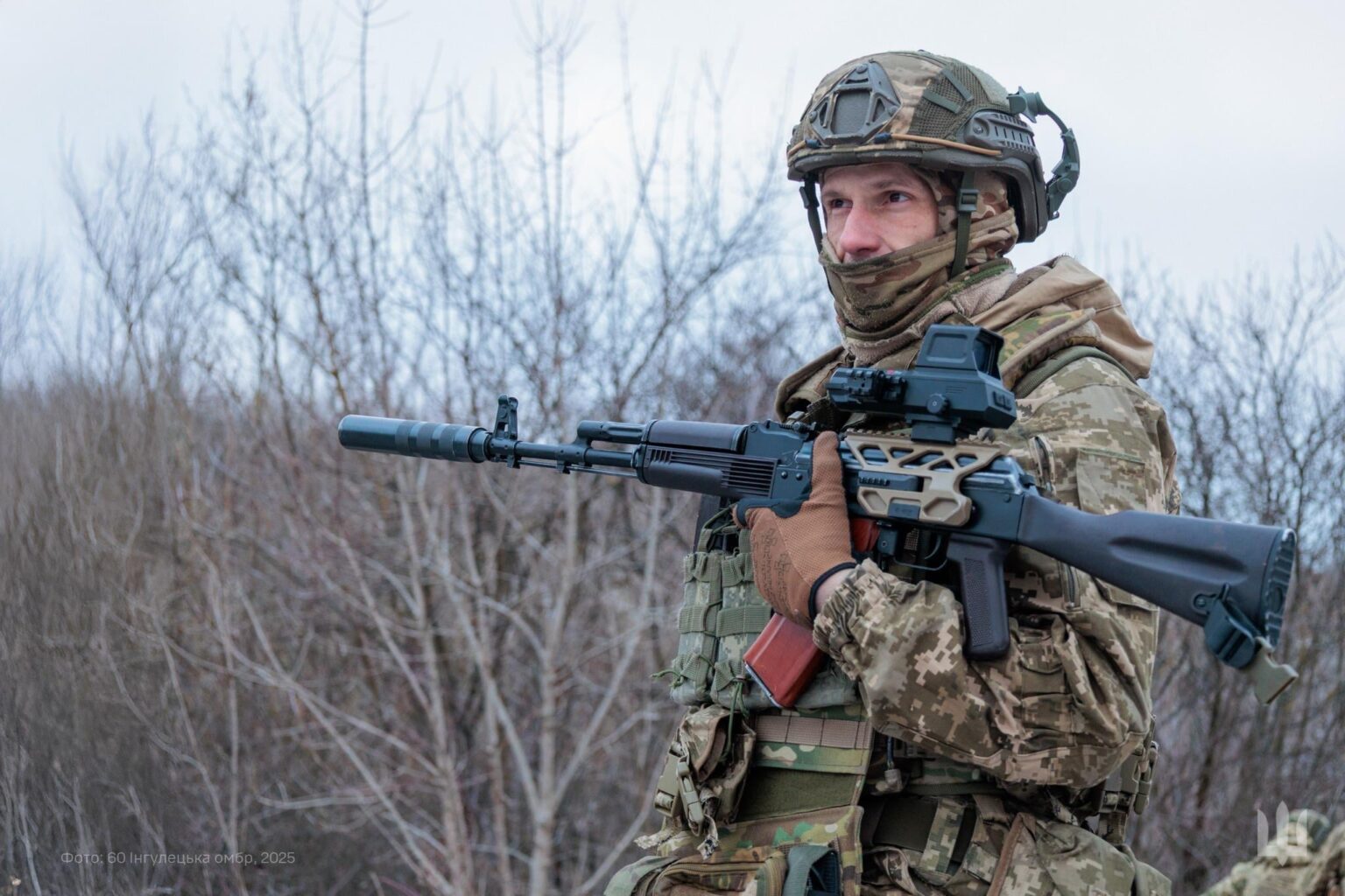 2025年3月、Intitac FAH-25熱範囲とサプレッサーを備えたAK-74（5.45x39mm）のアサルトライフルを装備したウクライナ軍の兵士。