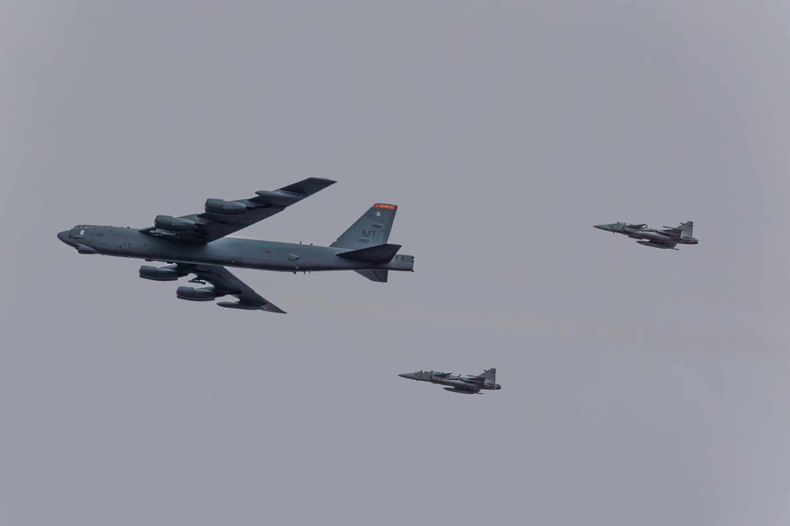 B-52Hは、ストックホルムのVasastan上に2つのJas 39 Gripenによって護衛されました。