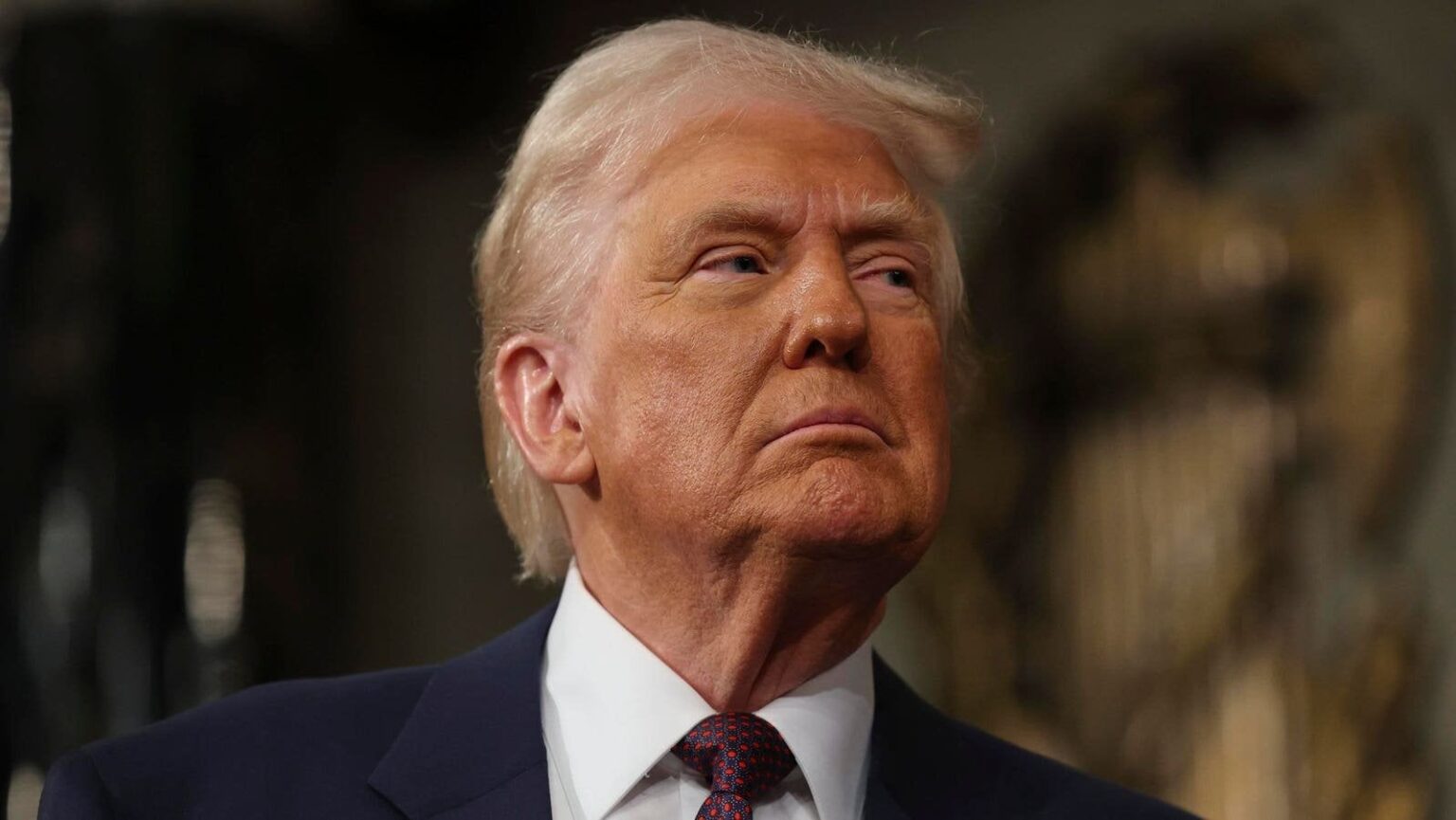 トランプは、240,000人のウクライナ人の法的地位を取り消す予定です。私たちが国外追放を強化するのと同じように。