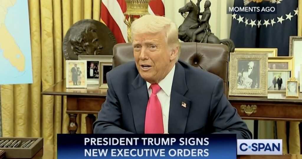 トランプはMSNBCのレイチェル・マドウとニコル・ウォレスが「辞任を余儀なくされる」ことを要求します