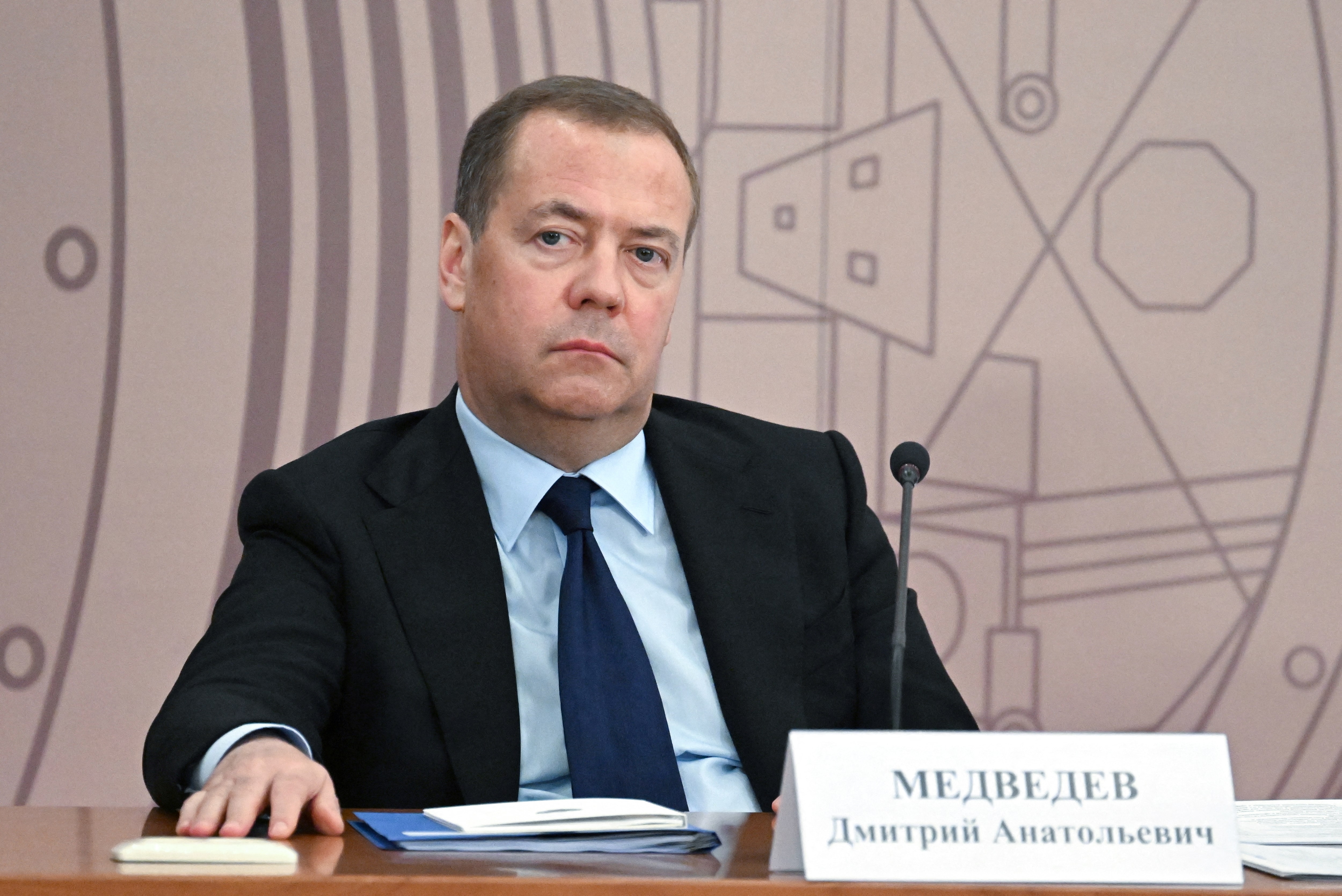 核の傘拡大示唆のマクロン氏やゆ、ロ前大統領「退任惜しまれず」