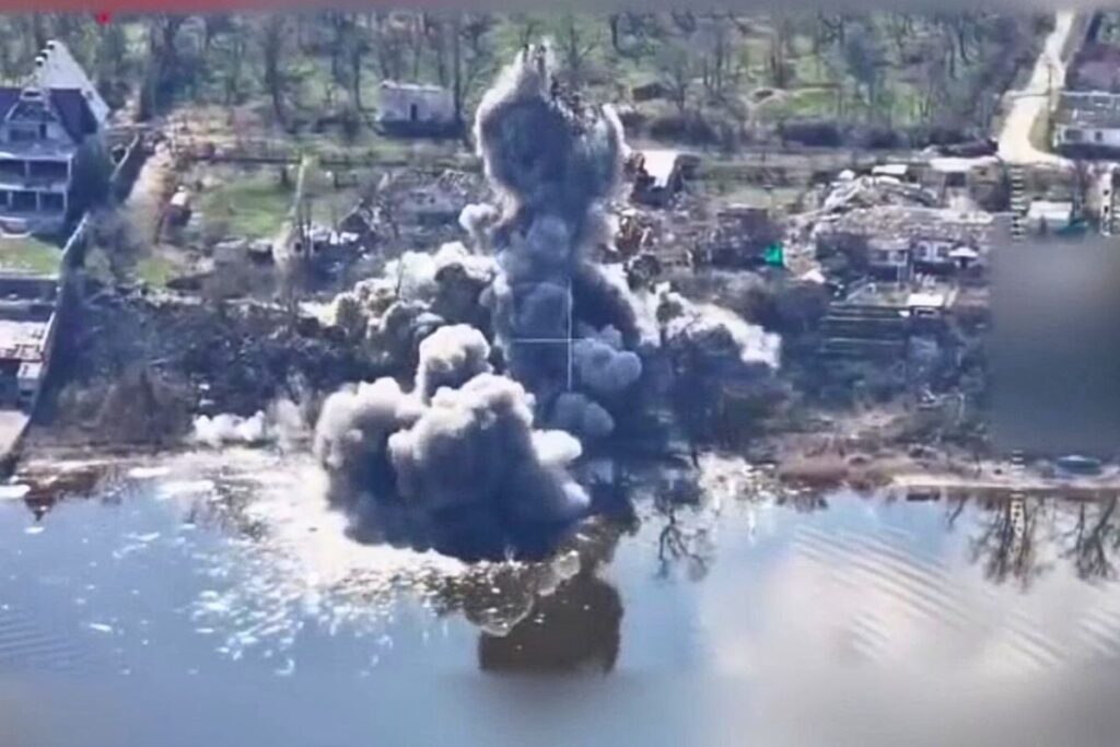 AirstrikeはNova Khovkaのロシア基地を破壊します