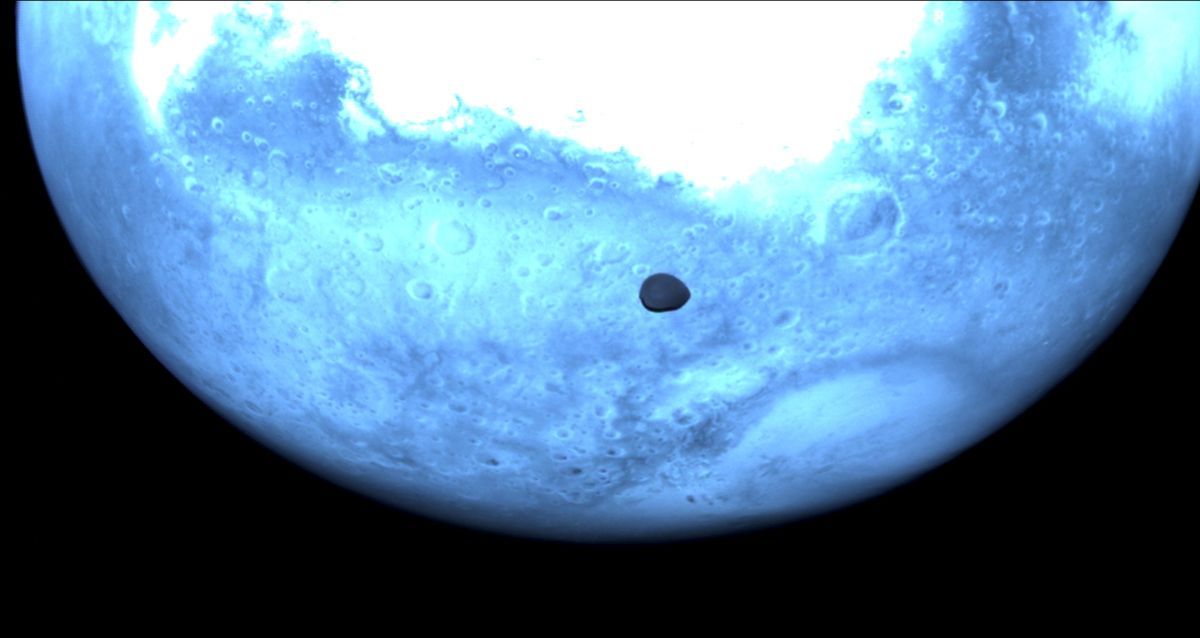 欧州宇宙機関（ESA）の二重小惑星探査機「Hera」が2025年3月12日にフライバイ撮影した火星と衛星ダイモス。多色分光カメラHS-H（HyperScout H）で撮影した近赤外線画像で、赤い惑星が明るい青色に写っている（ESA）