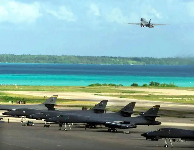 ディエゴ・ガルシア島の基地から出発する米軍機