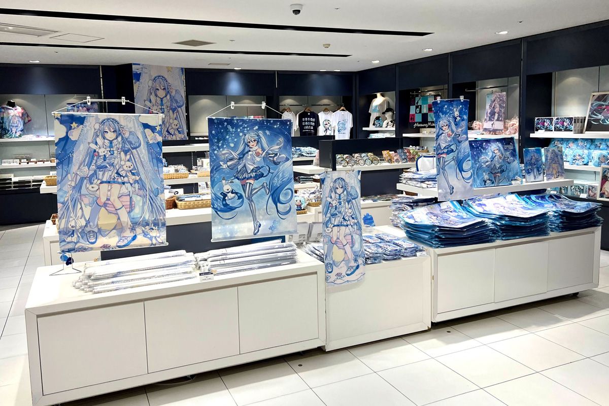 新千歳空港にある北海道応援キャラクター「雪ミク」のグッズショップ「スカイタウン」。（courtesy of crypton future media）