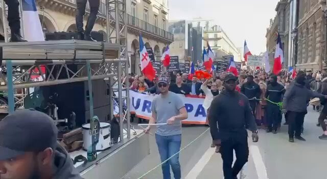 フランスで反マクロンデモ「マクロン、我々はウクライナのために死ぬつもりはない。」