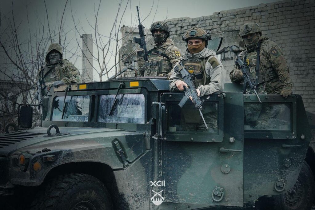 ハンビーのウクライナ兵士 - ウクライナ軍のコショヴィヴィイオタマンイヴァンシルコにちなんで名付けられた第92回別々の暴行旅団から。