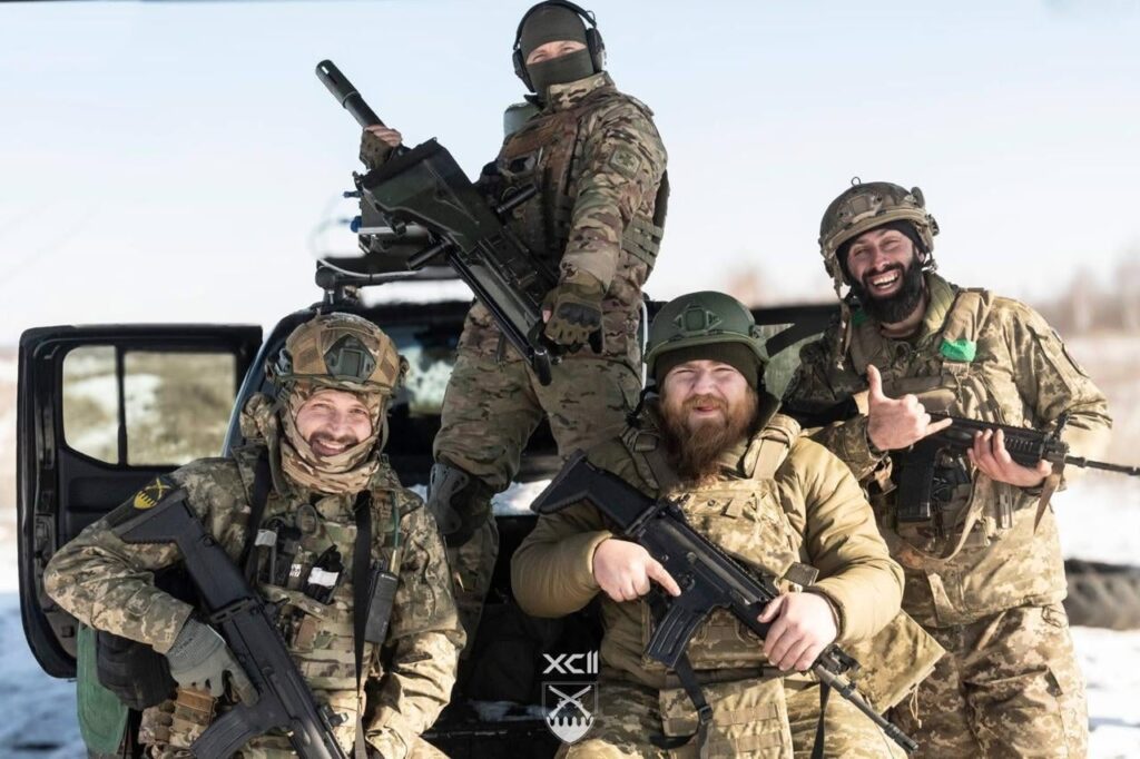ハンビーを持つ兵士 - ウクライナ軍のコシュヴィヴィイオタマンイヴァンシルコにちなんで名付けられた第92回別々の暴行旅団から。