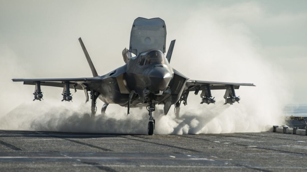 「サポートが突然終了すると、現代の武器はすぐに機能しなくなります。飛行機は落ちず、大砲は燃えませんが、その有用性はかなり低下し始めます。」
