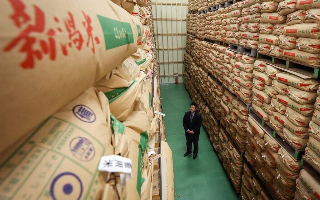 「この癒着がコメ不足を招いている」米価1.9倍の裏で 農水官僚28人がJA関連団体に“天下り”していた | 文春オンライン