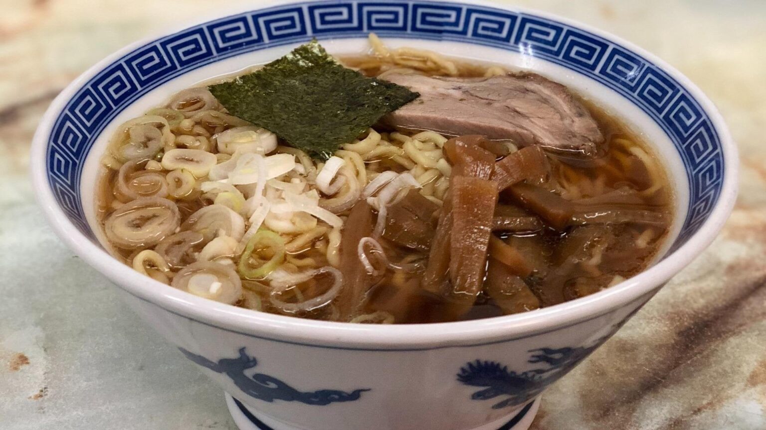 ラーメンに化学調味料を使うのは悪いことなのか？　世に蔓延る「不誠実」な無化調ラーメンとは