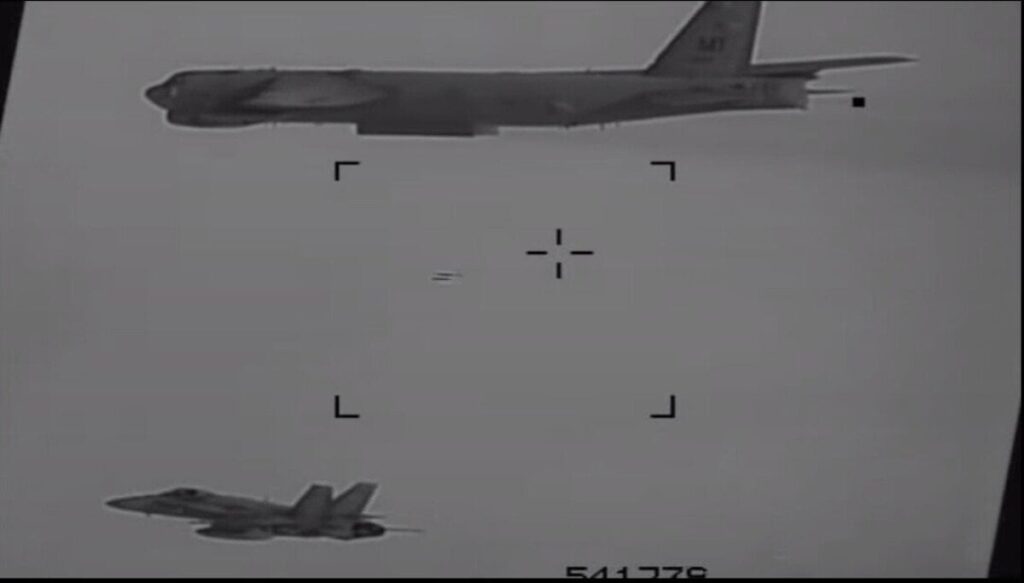 トランプがNATOの政策に疑いを投げかけている間、B-52は初めて爆弾をラップランド上に落とします
