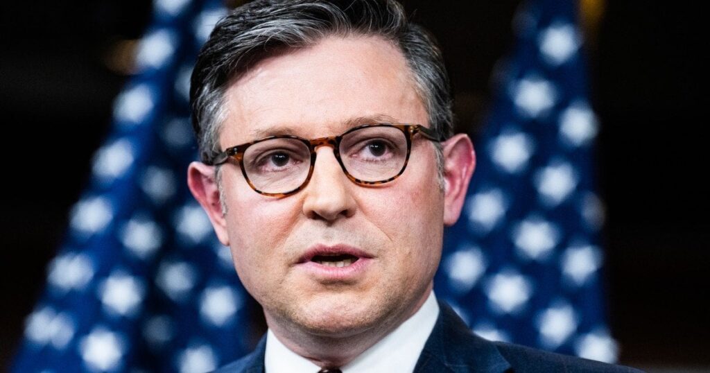 下院議長のマイク・ジョンソンの参謀長は、トランプのスピーチの後にDUIの告発で逮捕された