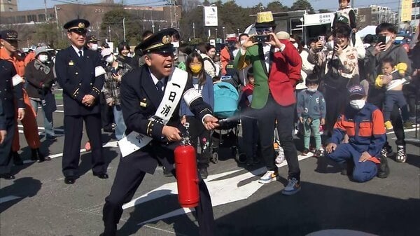 タレント・パンチ佐藤さんが1日消防署長に就任 新生活を前に消火器設置など呼びかけ 東京消防庁